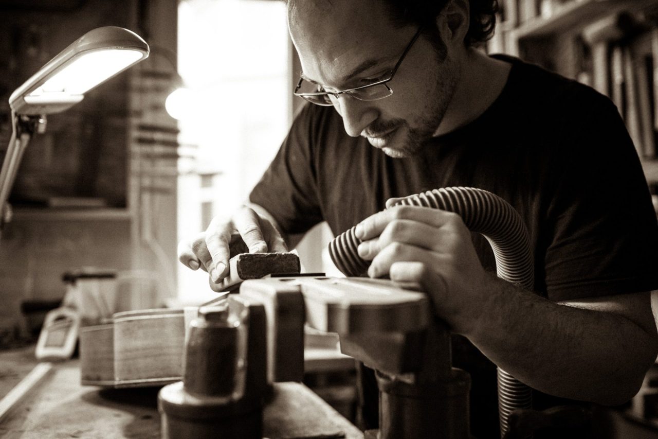 Gitarrenbauer Daniel Stark in der Werkstatt