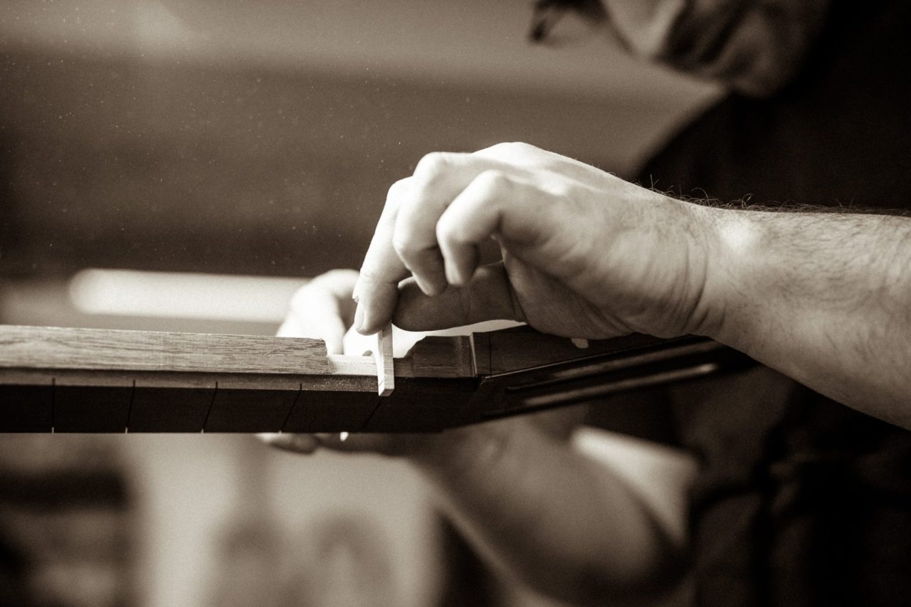Gitarrenbauer Daniel Stark in der Werkstatt