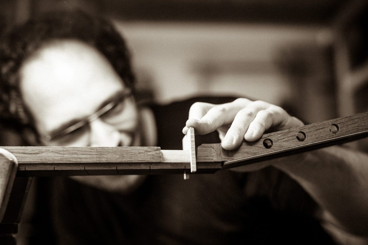 Gitarrenbauer Daniel Stark in der Werkstatt