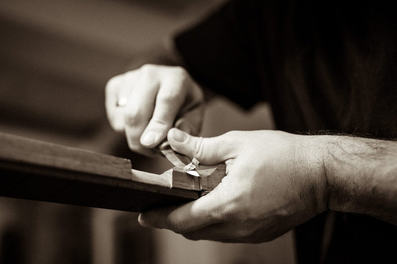Gitarrenbauer Daniel Stark in der Werkstatt