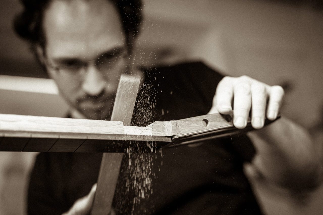 Gitarrenbauer Daniel Stark in der Werkstatt