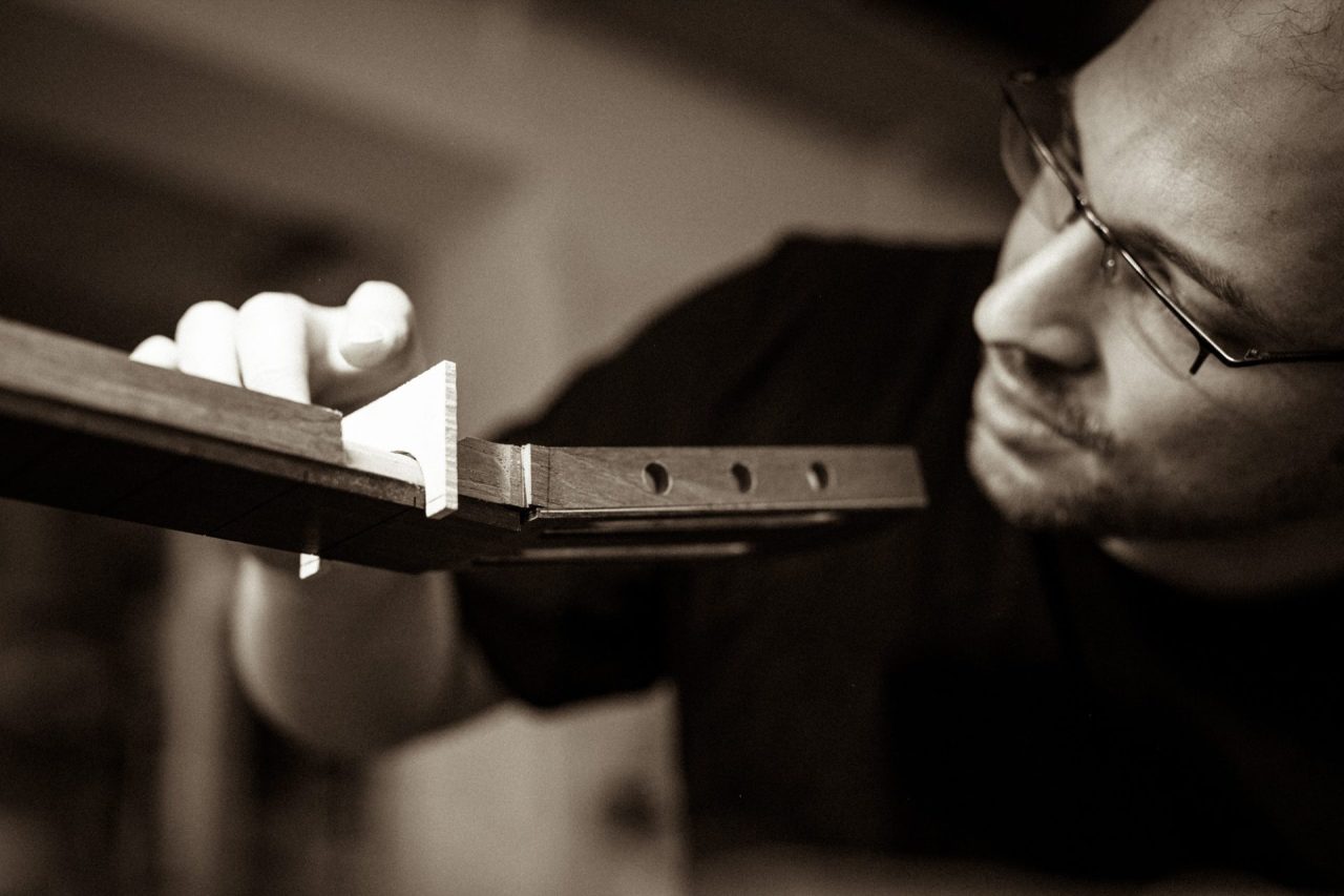 Gitarrenbauer Daniel Stark in der Werkstatt
